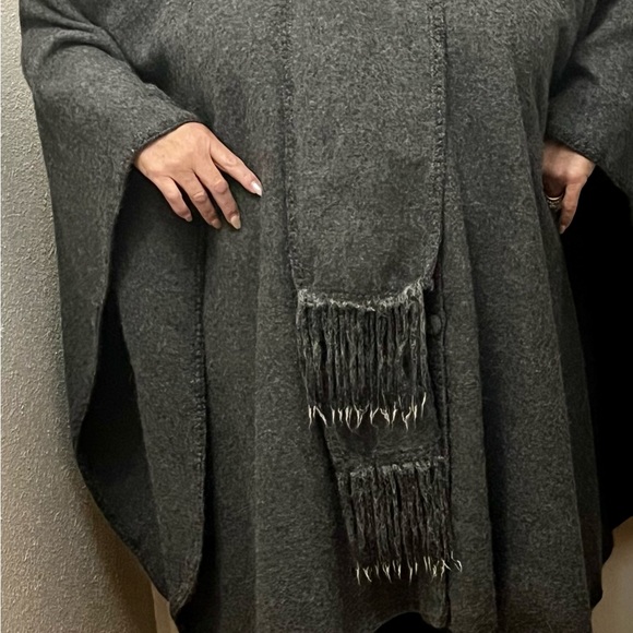 Baby alpaca cape/pancho, medium weight & warm - Picture 4 of 9